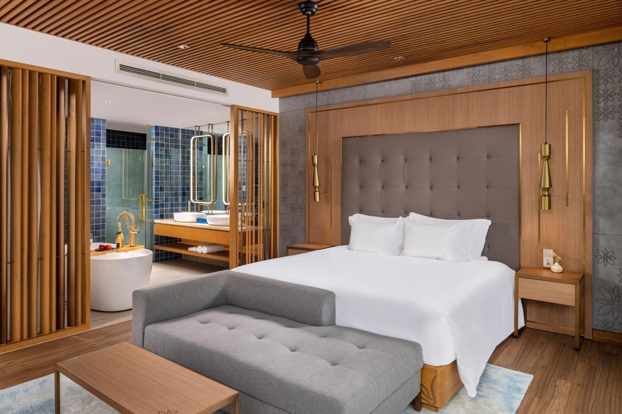 Wyndham Hoi An Royal Beachfront Resort & Villas エクステリア 写真